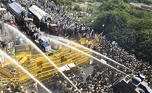 早安·世界｜印度3万农民冲进德里抗议，开拖拉机冲警方路障