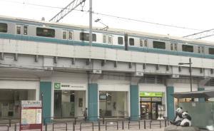 撿孫子生日玩偶，中國(guó)男子?xùn)|京被撞身亡