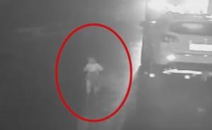 三歲童凌晨光腳獨(dú)自在路上找奶奶，過路司機(jī)抱他上車并報(bào)警