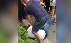 男子當(dāng)街猥褻女孩，路人發(fā)現(xiàn)后腳踹拳毆