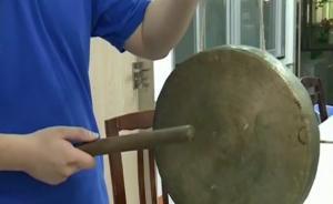 一月勸10次未果，奶爸敲鑼對峙廣場舞