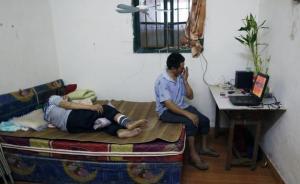 46歲獨身男帶著癱瘓父親打工，孝心留不住女朋友