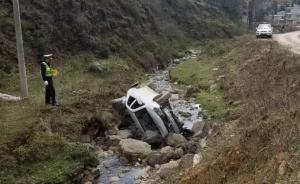 男子酒驾出车祸致7人伤，为逃避责任白天当“背篼”夜宿桥洞