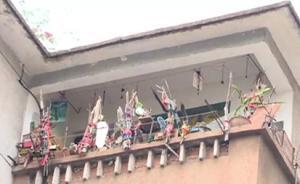 廣西居民在陽臺掛了上百面鏡子，稱對面宿舍樓“妖氣太重”
