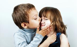 幼兒園里的特殊矛盾：別再讓你家小子親我閨女了