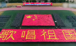 七千大學(xué)生軍訓(xùn)匯演上演“活字印刷”