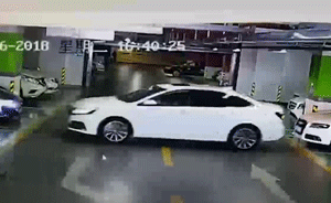 女司机倒车连撞4车,含玛莎拉蒂宝马