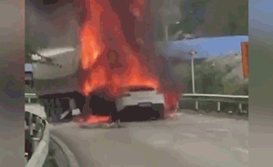 保時捷與貨車相撞起火，車頭被壓扁
