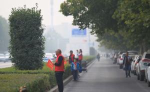 郑州一小学要求家长轮流在校门口执勤，学校称家长自愿