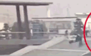 又一起！乘客邊走邊看手機(jī)失控沖下臺階