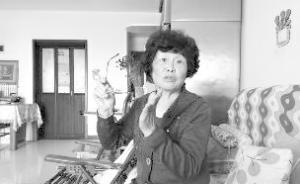 老人被公交車門(mén)夾傷眼鏡摔壞，找司機(jī)理論遭乘客圍攻要討說(shuō)法