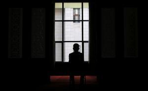 帶走罰站女教師的派出所副所長(zhǎng)被免去職務(wù)，并調(diào)離公安系統(tǒng)