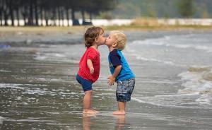 教育觀｜專家談?dòng)變簣@小男孩親小女孩爭議：勿壞兩小無猜之情