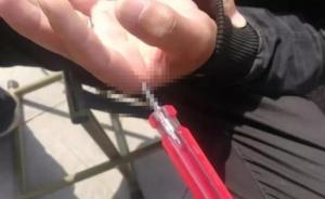 鄭州一外賣小哥遭遇高空拋物：螺絲刀插入手掌8厘米