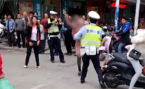 女子當街持刀砍交警，被正面抱摔制服