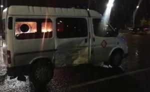 安徽蚌埠一非法營運救護車闖紅燈被撞，病人當場飛出