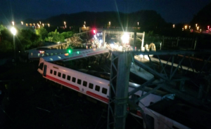 臺鐵乘客稱事發(fā)前曾廣播有引擎故障，駕駛員說曾碾過不明物