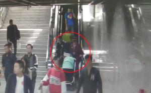 外籍女子推婴儿车险摔倒,小哥一把拉住