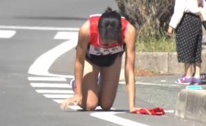 19歲女孩接力賽跌倒，跪爬200米交棒