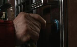 繼子與老人爭房產，三堵家門鎖眼