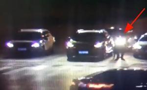 浙江一男子等紅燈時(shí)往車外扔垃圾，后車交警下車撿起遞回