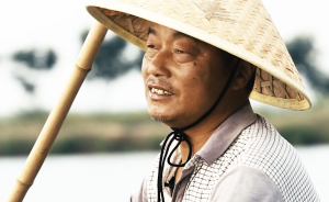 武汉养蟹人：十五年看天吃饭，儿孙在湖畔长大