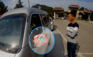 后視鏡刮掉了，司機(jī)綁上化妝鏡繼續(xù)開