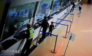 交警拦出租送车祸伤者，自己垫药费