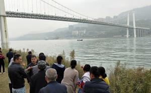 重慶萬州公交車沖入長江事故已打撈出2具遺體，車已沉入江底