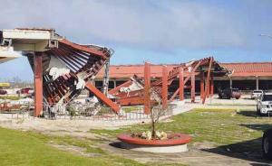 首批274名因臺(tái)風(fēng)玉兔滯留塞班島的中國游客返回上海