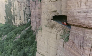 他設(shè)計(jì)了郭亮掛壁公路，為修路不幸墜入懸崖犧牲