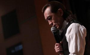 李詠：閉目在話筒叢中