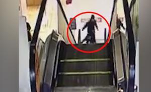 男童商場(chǎng)扶梯倒栽蔥，顧客沖上一把抱住