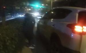 后座孩子哭鬧，媽媽回頭安慰致連環(huán)追尾