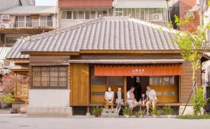 心疼父母菜場擺攤40年，小夫妻辭職回鄉(xiāng)開網(wǎng)紅店為他們養(yǎng)老