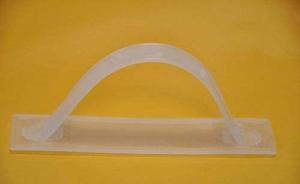 女子要臨時(shí)下車遭拒掄起整箱牛奶砸司機(jī)，致公交車剮蹭被刑拘