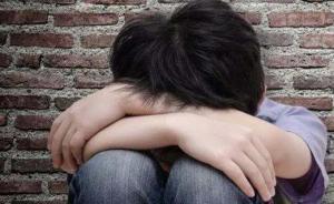 癮君子吸毒時一人因放屁被打，之后討要醫(yī)藥費又被捅刺成重傷