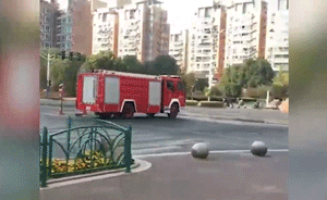 轎車撞闖紅燈的執(zhí)勤消防車，司機擔(dān)全責(zé)