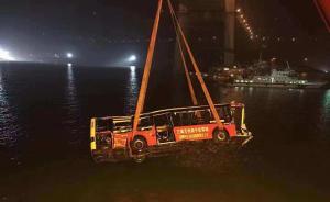 马上评｜在悲剧面前，真的还要指责乘客是麻木的围观者吗？