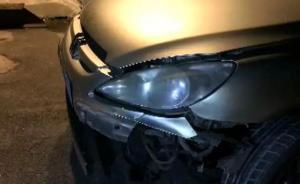 男子在停車(chē)場(chǎng)內(nèi)連掛三車(chē)被物管攔停，怒罵“你們是我養(yǎng)的狗”
