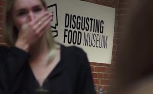 瑞典开了个奇特展览，门票是呕吐袋