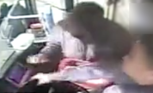 湘潭市公交車上一老人拉扯方向盤并錘壞操作臺(tái)部件