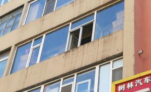 吉林市一男子殺害母親和姐姐后到隔壁鄰居家打砸欲跳樓