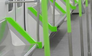 男子搭地铁独霸多座躺着睡觉，武汉市民呼吁设地铁“黑名单”