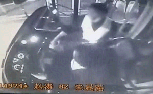 玩手機(jī)錯過站點，乘客搶公交方向盤被攔