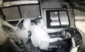 男子吸煙被制止打司機(jī)，車失控乘客尖叫