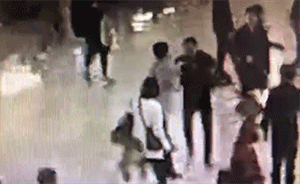 “文弱”醫(yī)生被搶，一頓組合拳撂倒劫匪