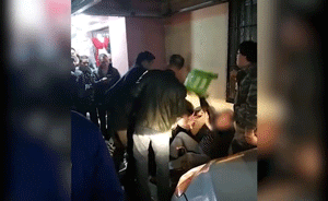 湖北一獄警酒駕沖撞人群，已致6傷