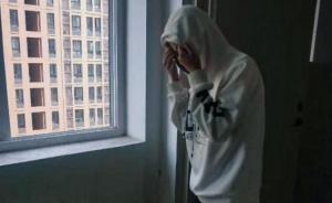學(xué)生被疑遭強(qiáng)制理光頭后跳樓，校方：班主任獲同意后理的平頭