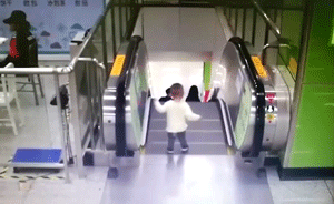 父母購票時，2歲兒踏上扶梯摔倒險滾落